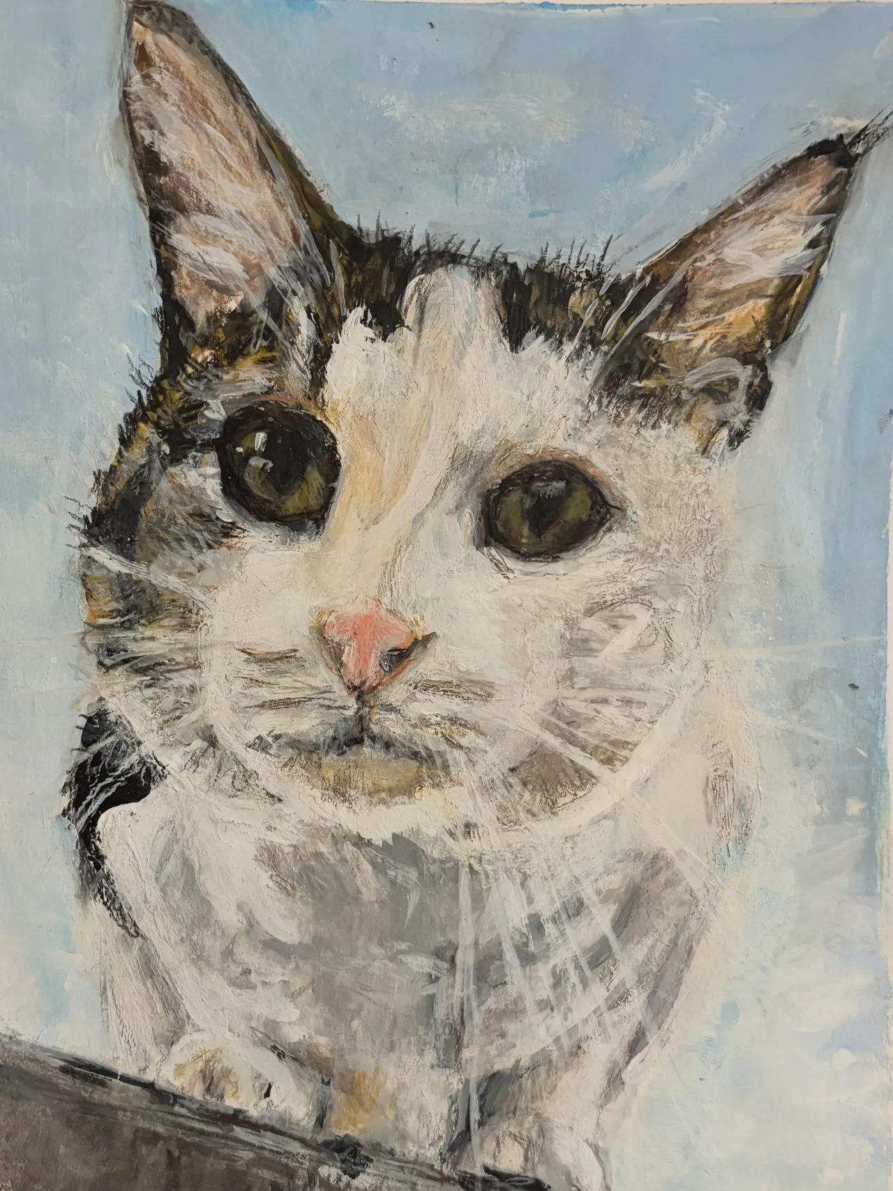 Gemälde einer weissen Katze mit grauschwarzen Flecken, die aufmerksam aus dem Bild blickt, vor hellblauem Hintergrund.