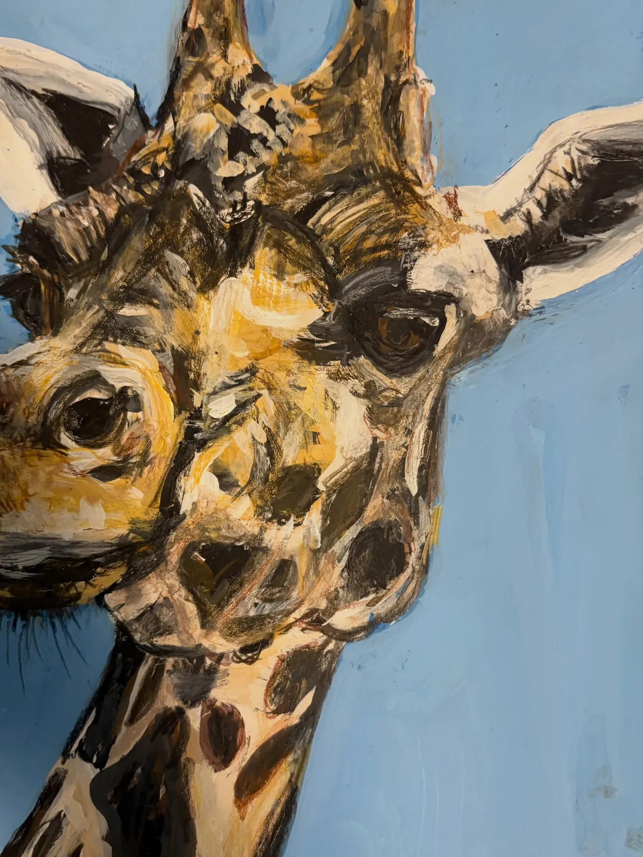 Gemälde eines Giraffenkopfs in Nahaufnahme vor hellblauem Himmel.