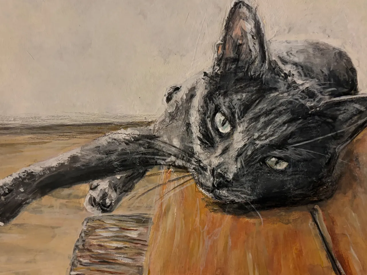 Gemälde einer grauen Katze, die ausgestreckt auf einem Holztisch liegt und zu den Betrachtenden schaut.