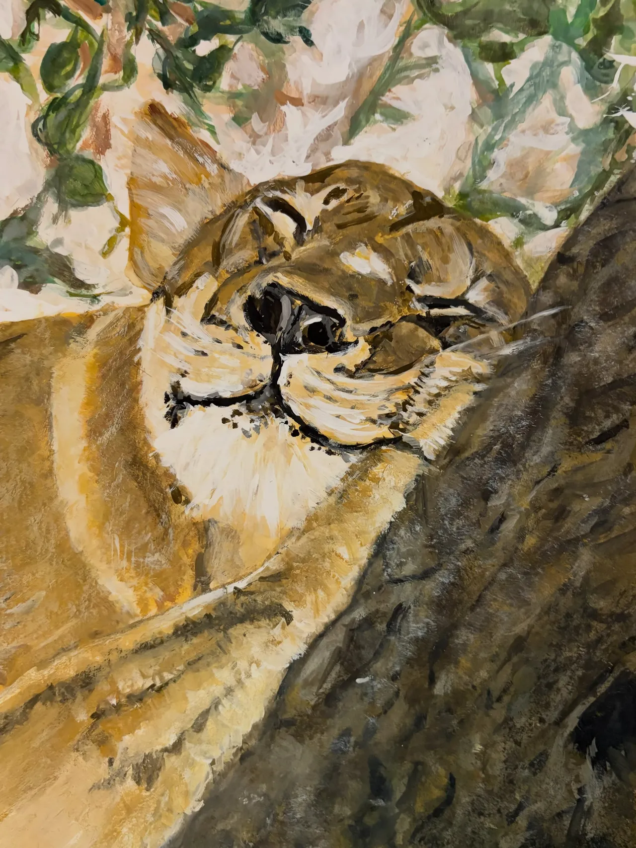 Gemälde einer hellbraunen Raubkatze, die mit geschlossenen Augen auf einem Baumstamm ruht, umgeben von grünen Blättern.